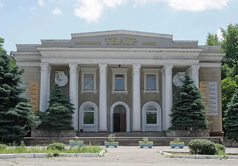 20 листопада в історії Запоріжжя: Осипенківський та Театр молоді