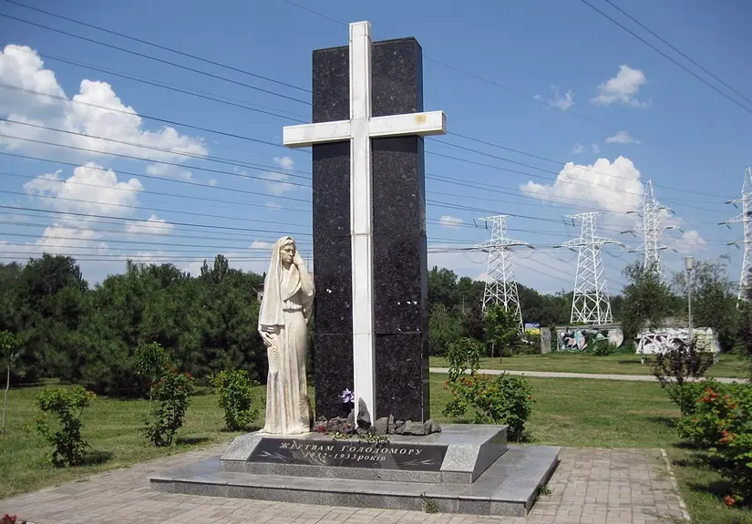 1280px-Памятник_в_Запорожье_жертвам_голодомора