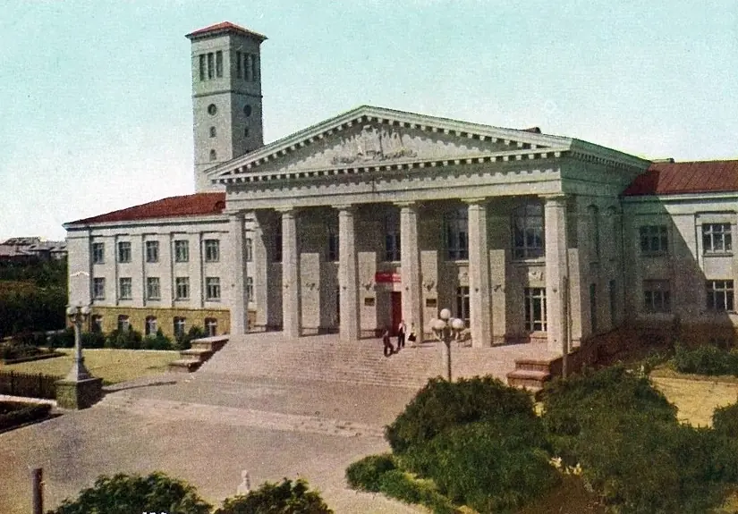 Будівля гідроенергетичного коледжу. На фото — ще фармацевтичного інституту.