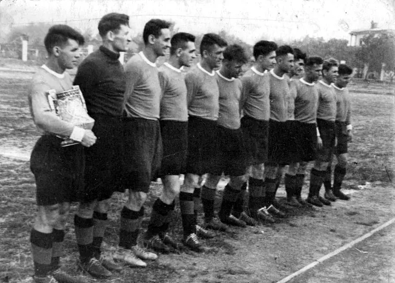 1951 рік. Запорізький“Металург” з Кубком України. Шостий зліва – Олег Кікнадзе.