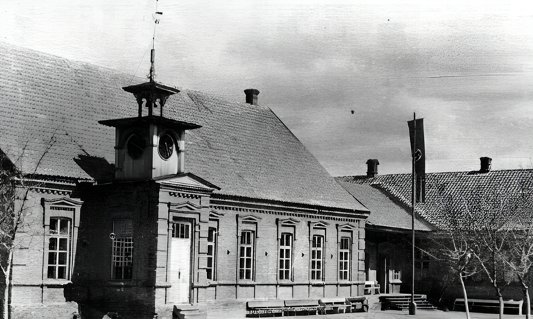 Верхня Хортиця в 1942 році. Центральна школа, зараз — школа №82.